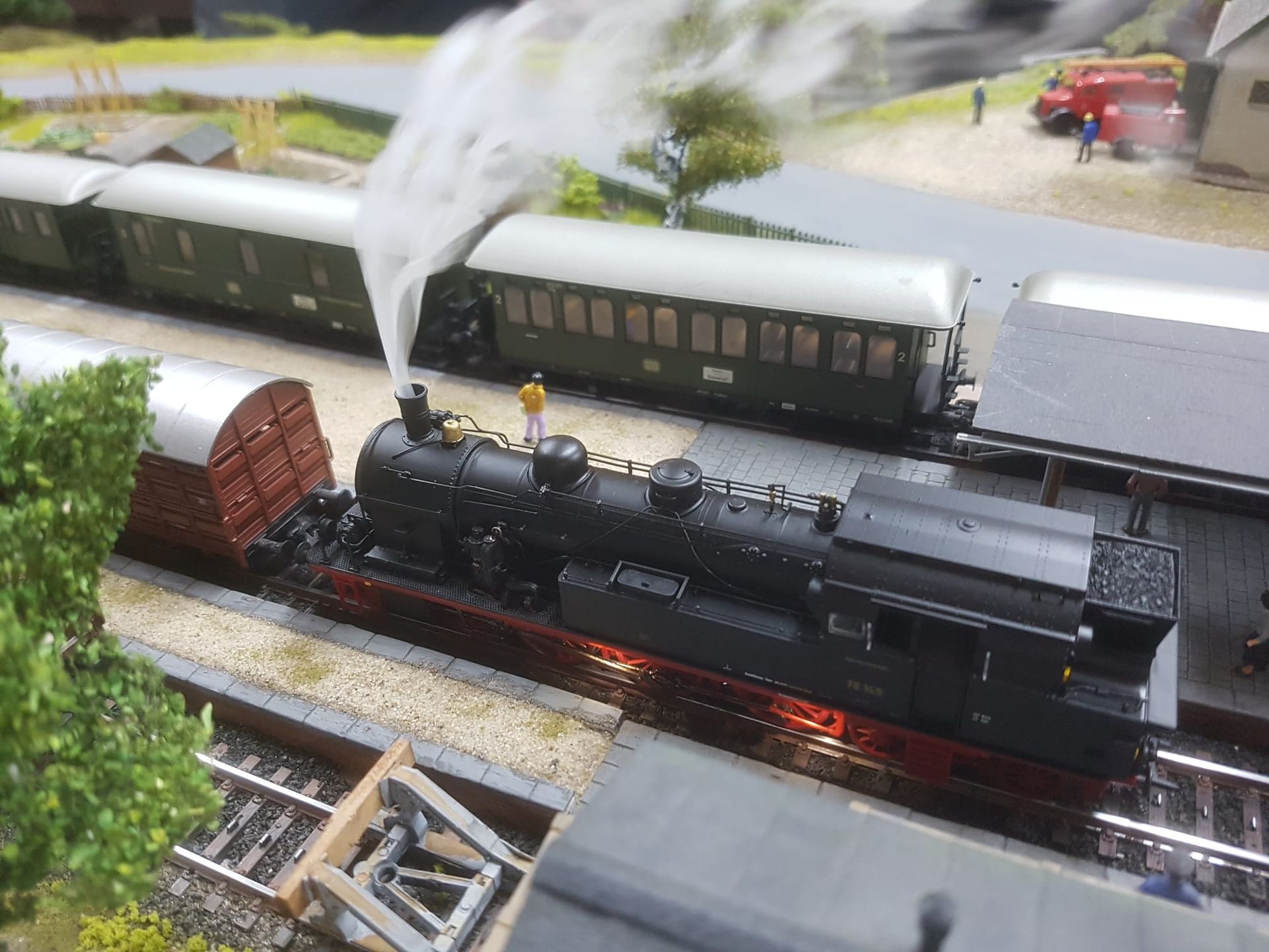 Mächtig Dampf macht die ESU 78 bei der Abfahrt auf unserer Nebenbahn