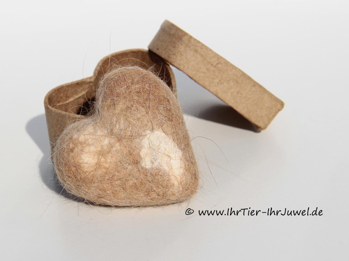 Fellandenken geliebte Katze Fellherz in Herzschachtel