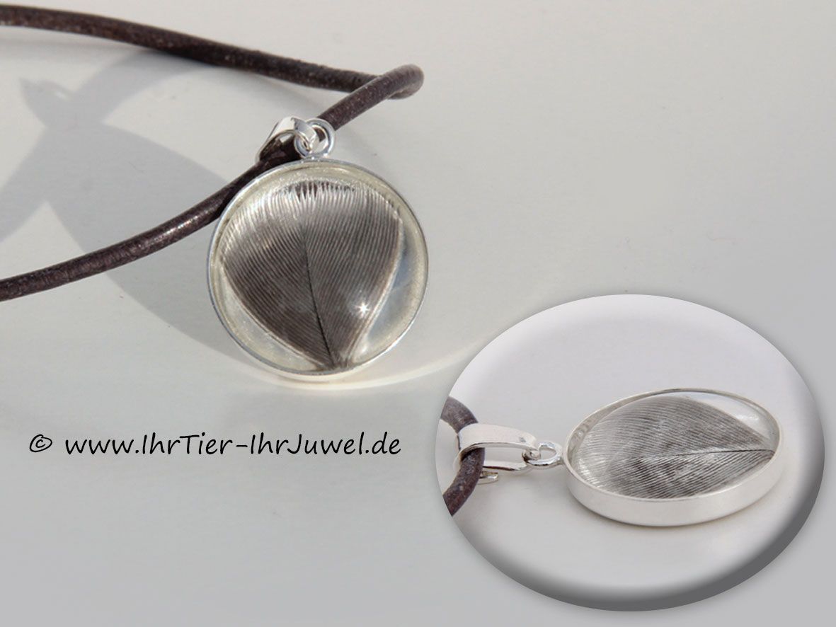 Schmuck mit Vogelfedern Kette mit Glascabochon