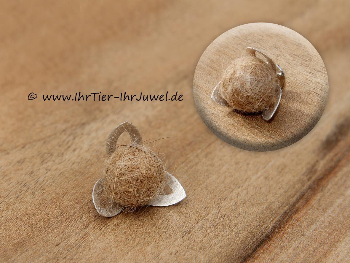 Tierhaarkunst Brosche mit Fellperle aus Hundehaaren