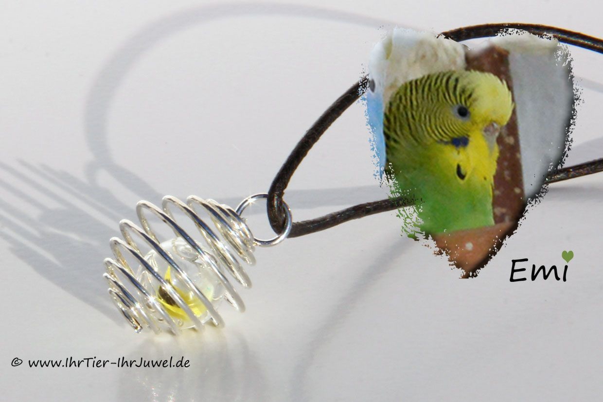 Vogelfedernschmuck Glasperle mit Federn in Perlenkaefig