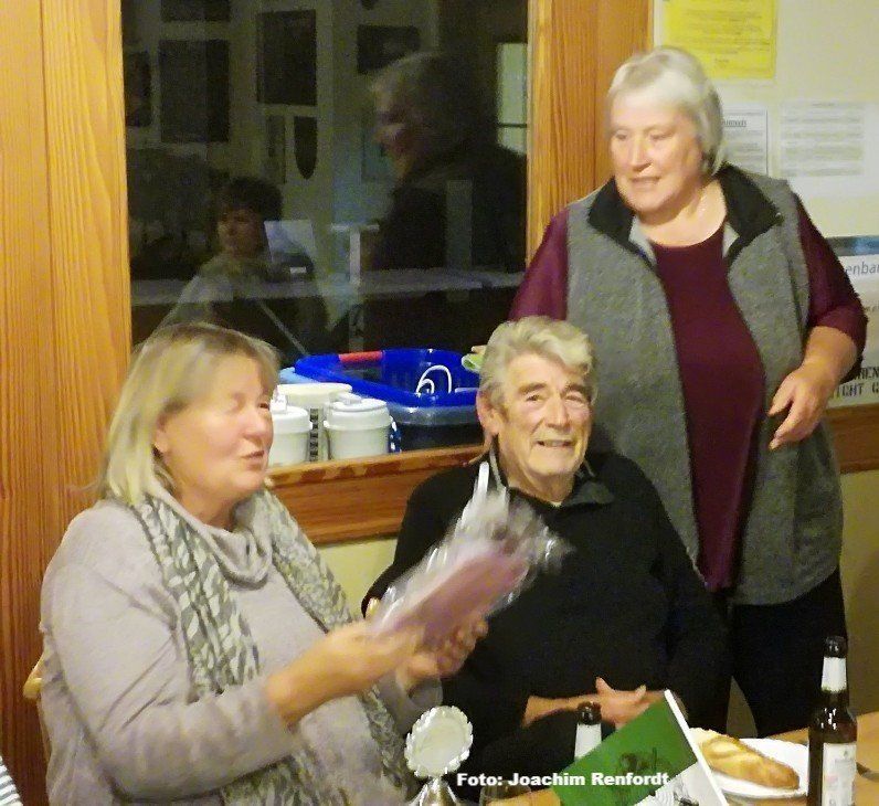 Eheleute Karin und Egon Schneider mit Vorsitzender Gisela Eilers