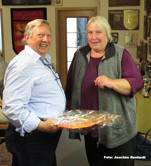 Hans-Werner Wichowski mit Vorsitzender Gisela Eilers