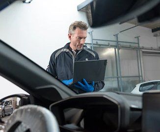 Nos techniciens sont là pour vous avec Peugeot De Luca Vaison Techniciens formés - Peugeot De Luca Vaison-La-Romaine