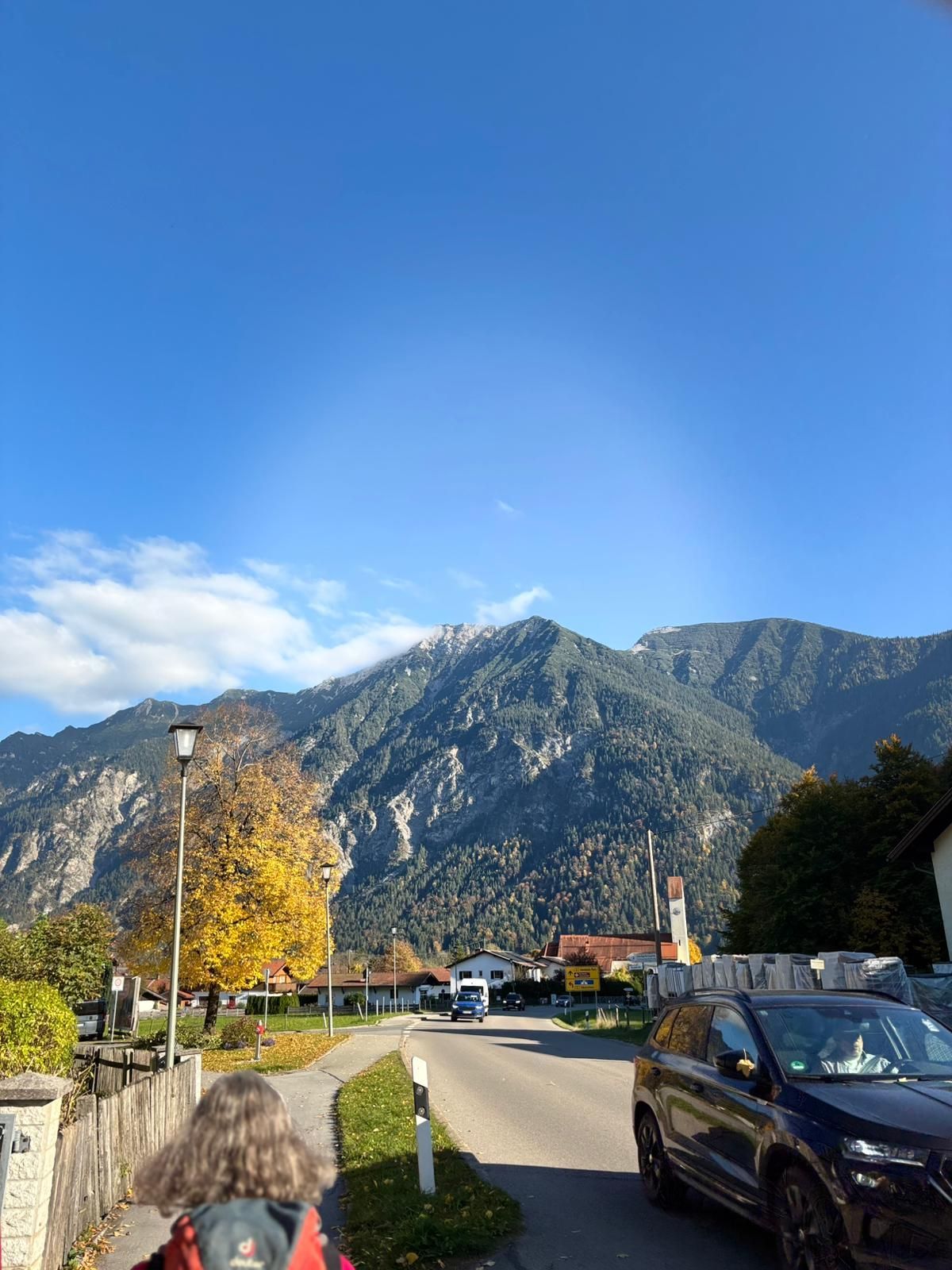Berglandschaft mit bewaldeten Gipfeln.
