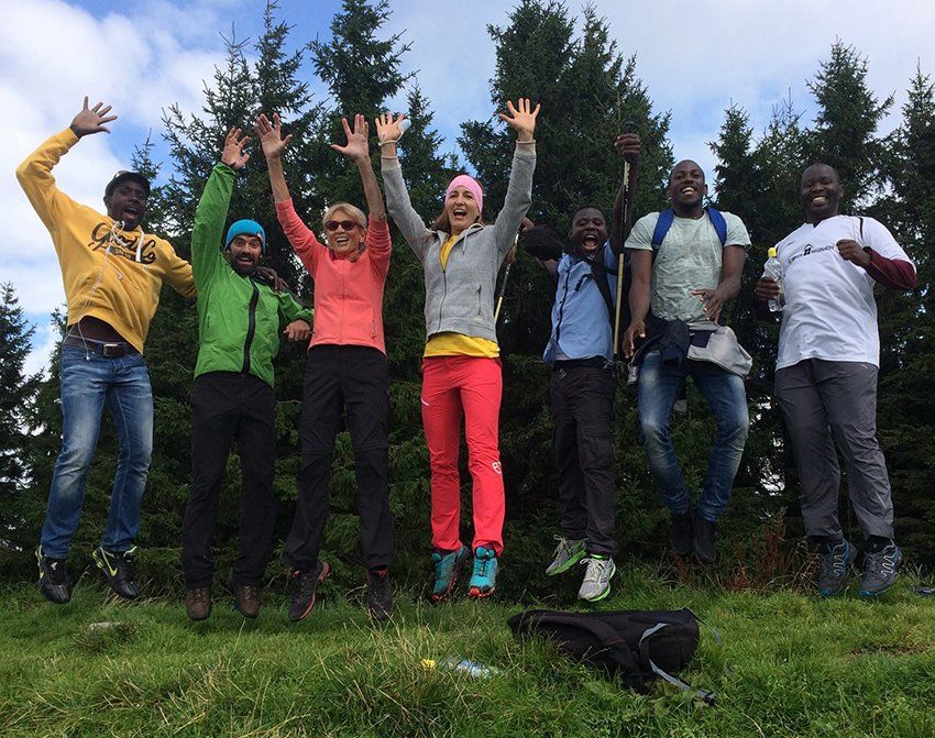 Personen unterschiedlicher Herkunft springen in die Höhe und sehen glücklich aus.