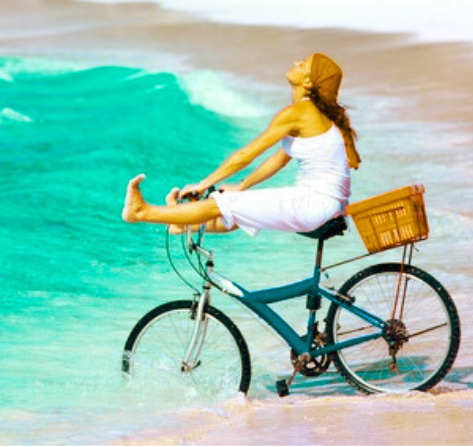 Frau auf Fahrrad am Meer – Sinnbild für Aufbruch und Leichtigkeit im Coaching
