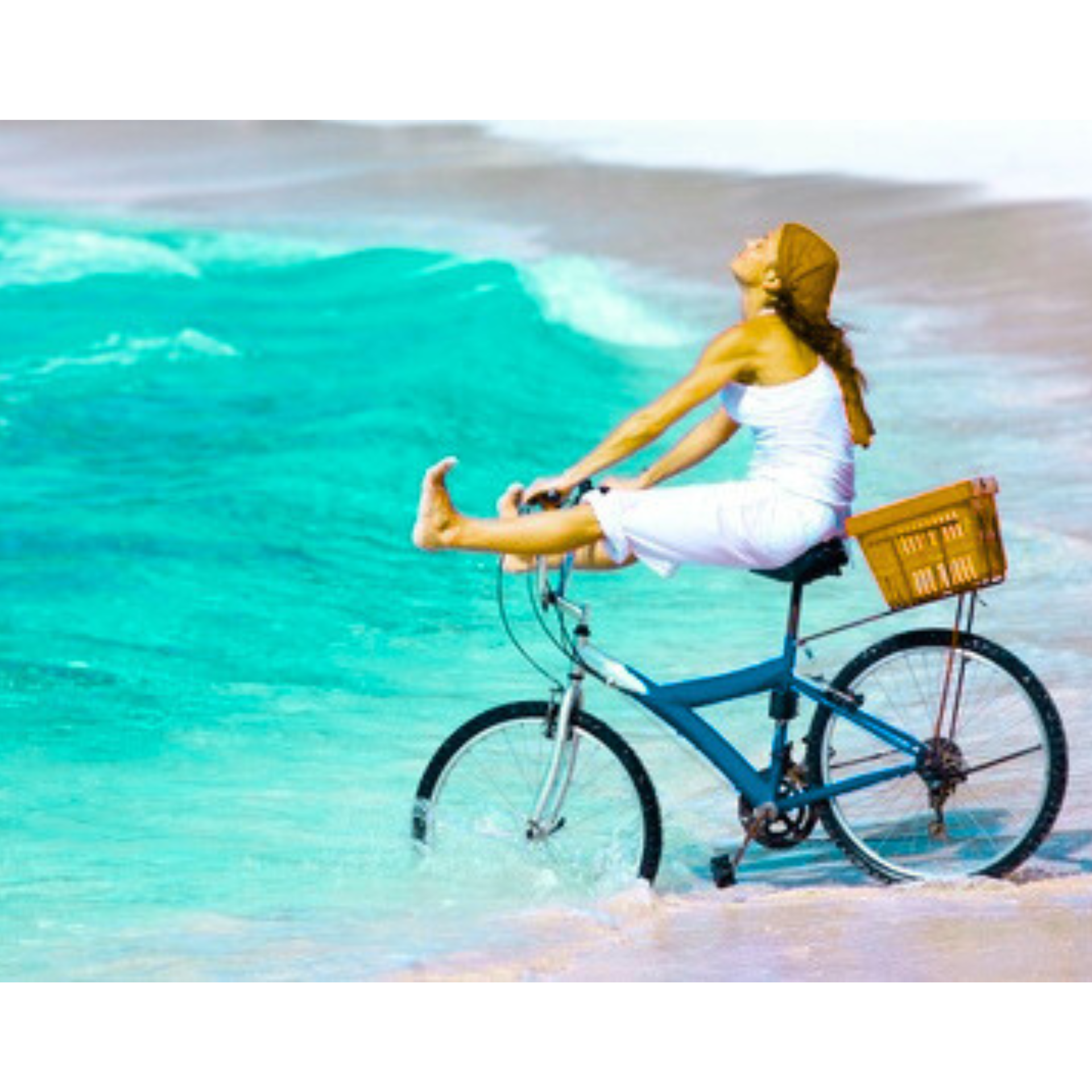 Frau auf Fahrrad am Meer – Sinnbild für Aufbruch und Leichtigkeit im Coaching