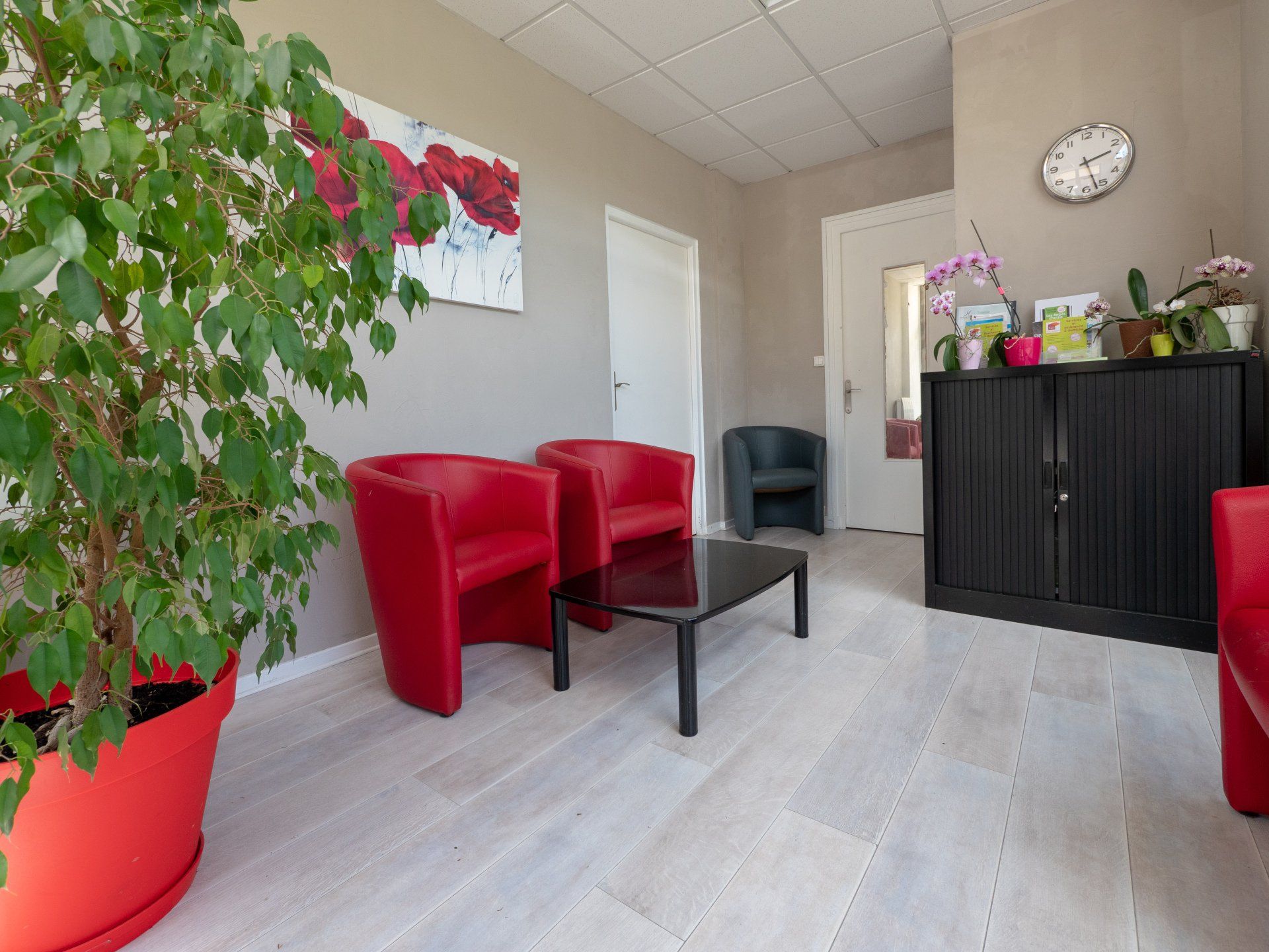 living room with sofa chairs red and black