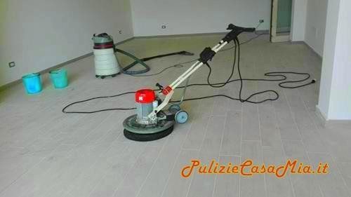 la prima pulizia del pavimento dopo posa