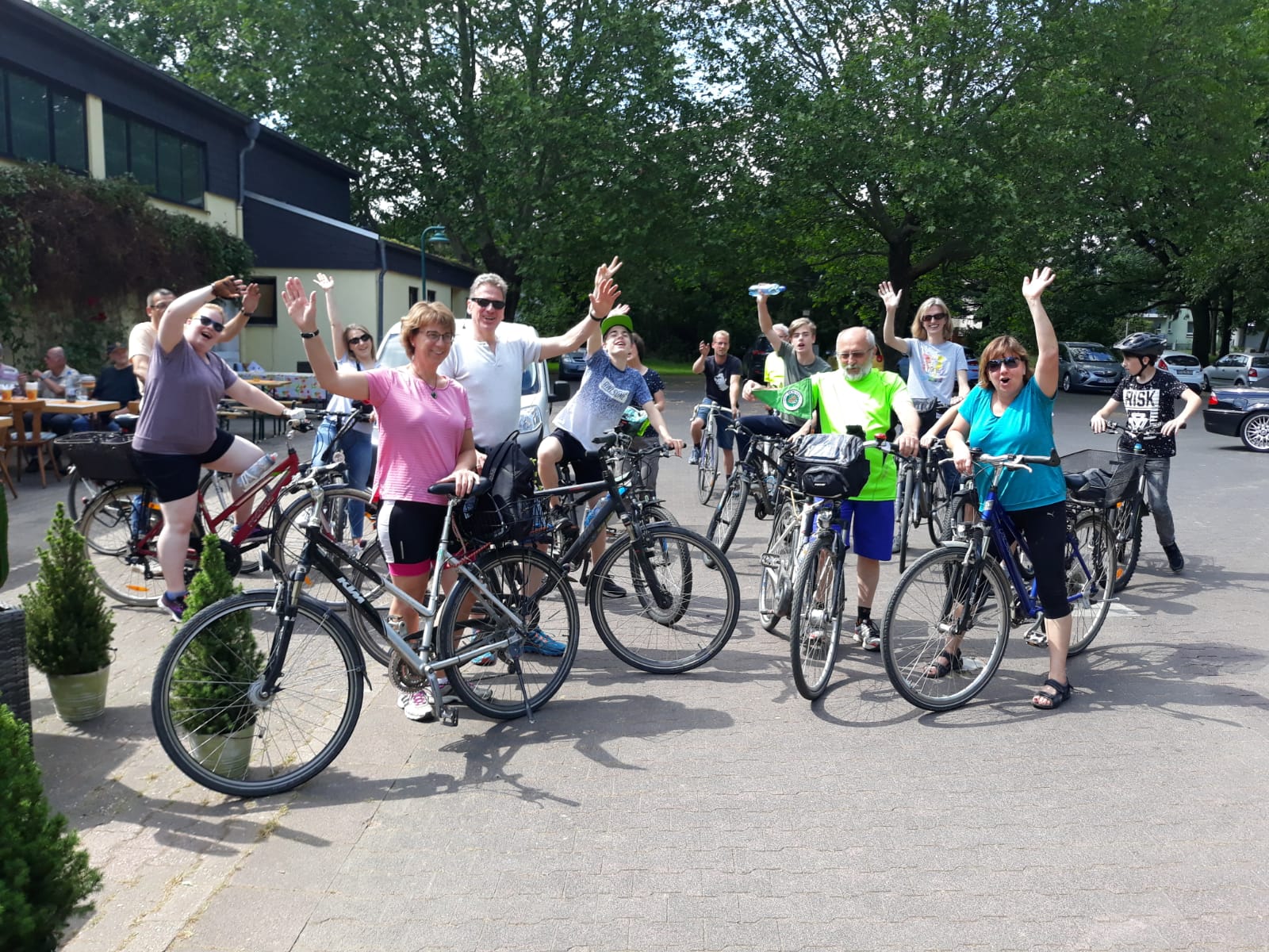 Treffpunkt vor der Radfahrerhalle in Okriftel