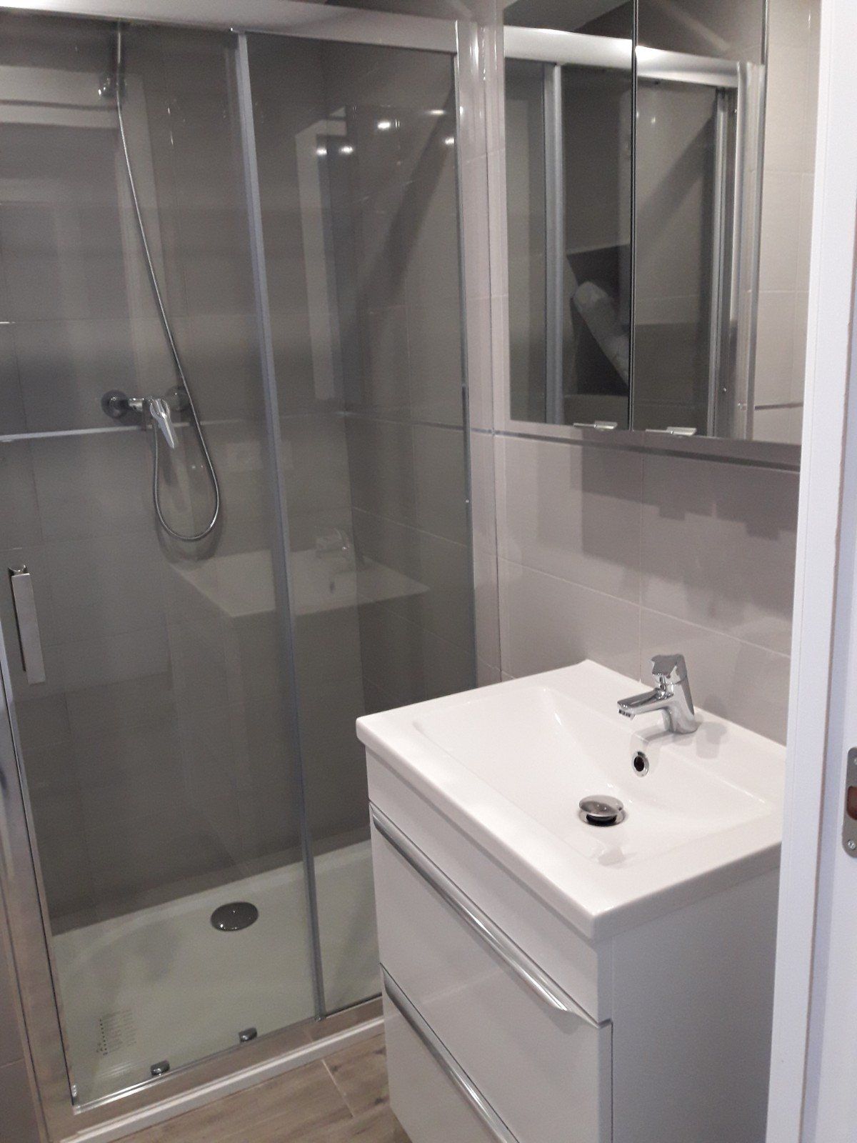 Apartamento en alquiler en Cullera. baño con amplia ducha