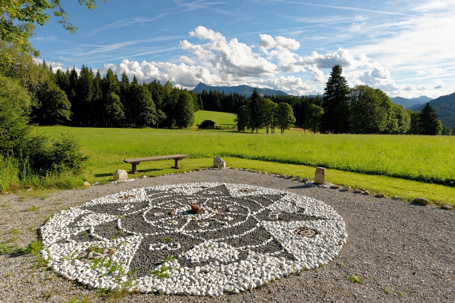Kraftplatz mit Wiese und Knusperhäuschen
