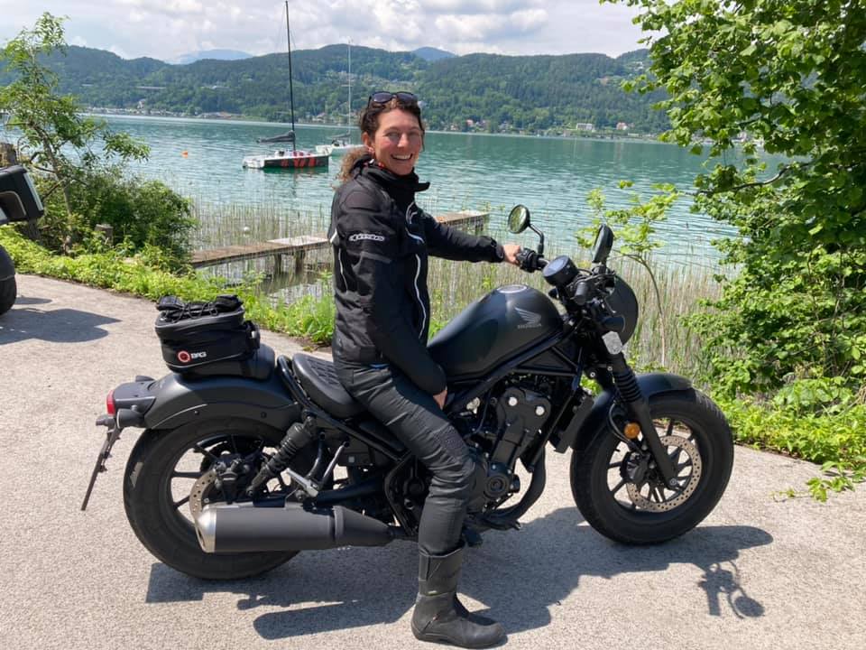 Doris mit Motorrad