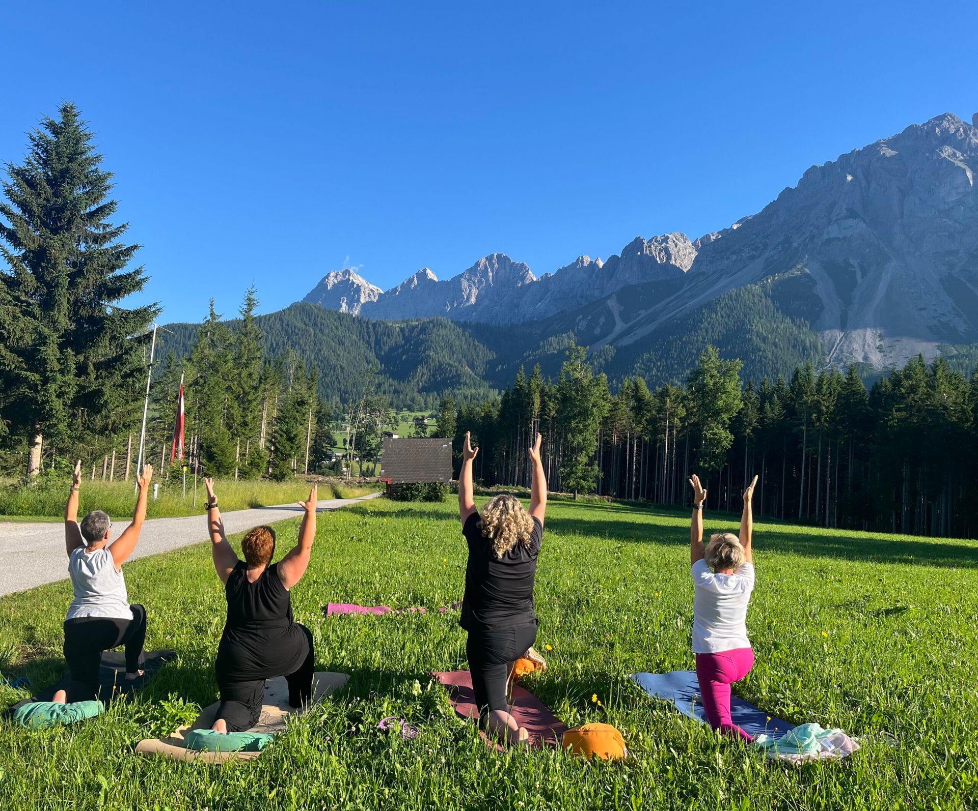 Yoga mit Dachstein im Hintergrund