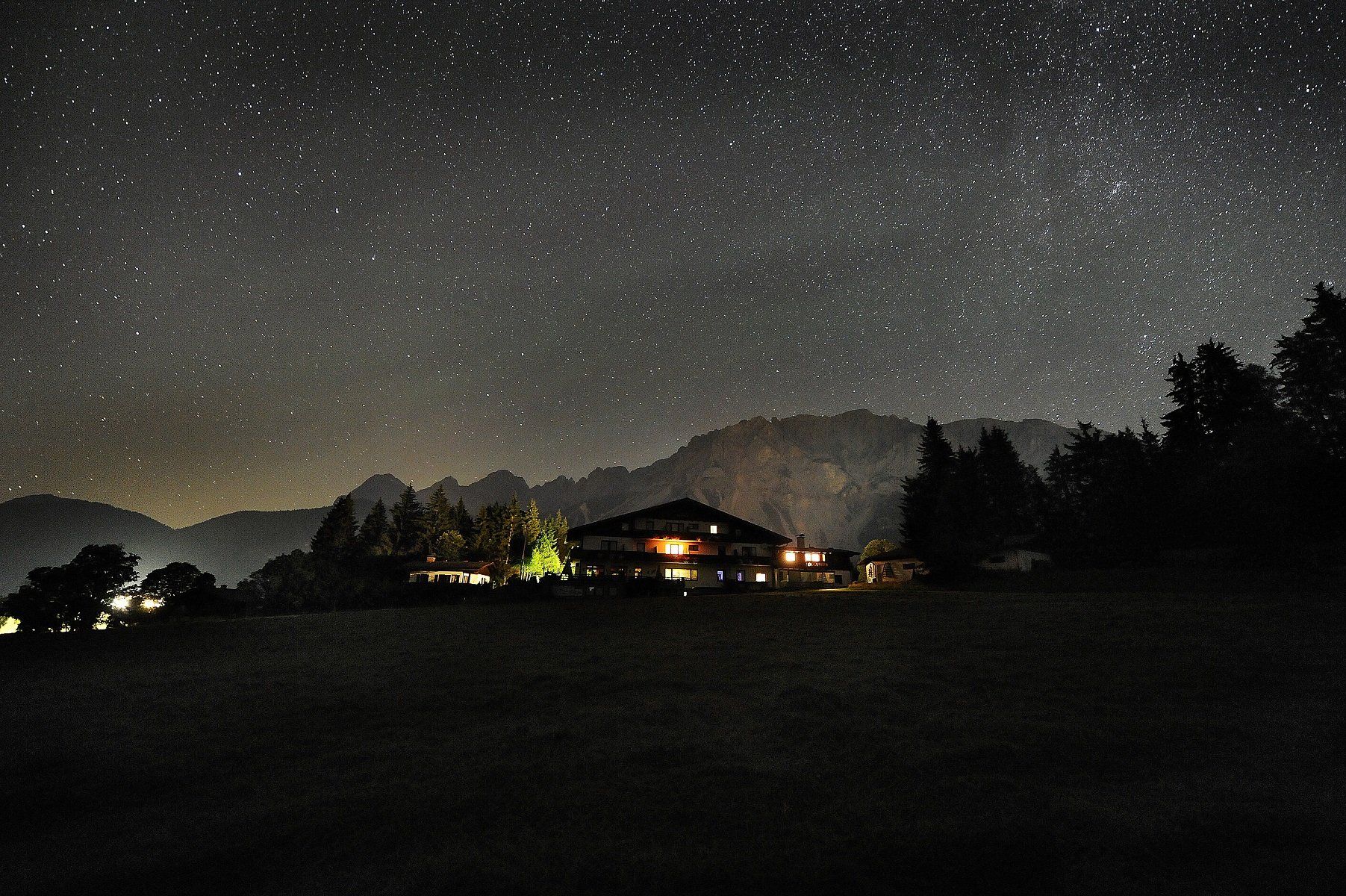 Sternenhimmel und Herold bei Nacht