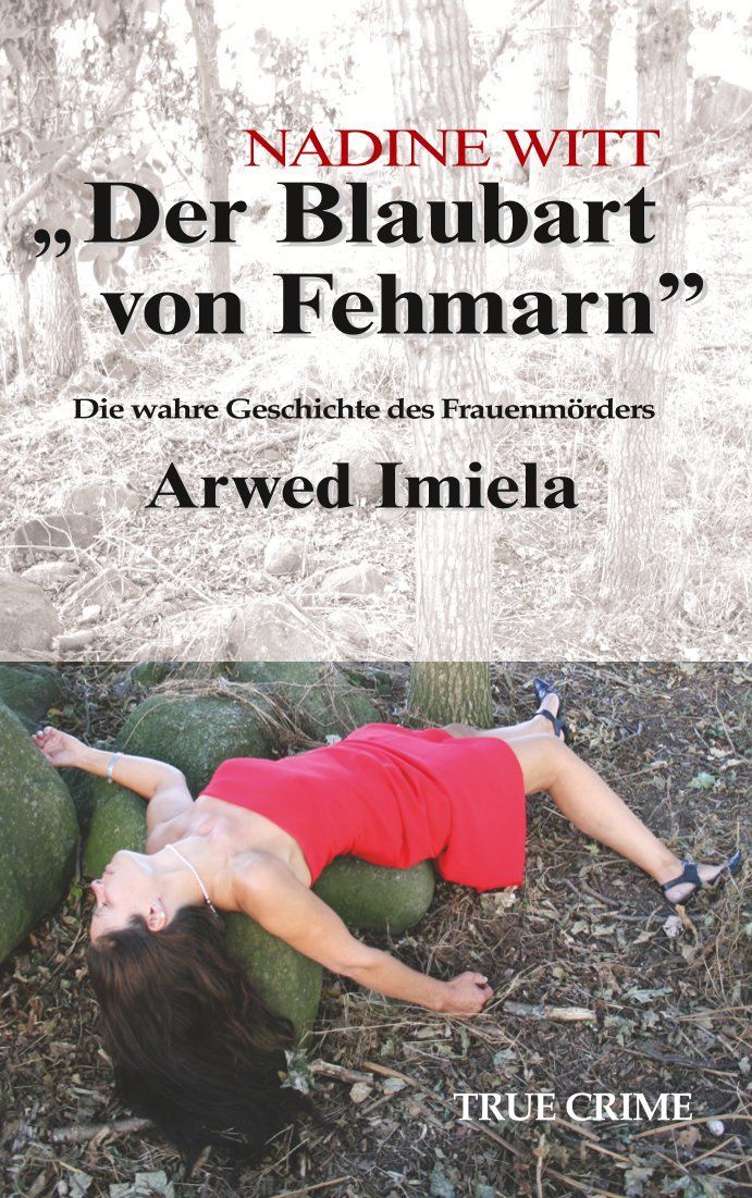 Welche Frauen
finden durch seine Hand den Tod
und welche verschont er?
Der Fund grausam zerstückelter Frauenleichen erschüttert die Einwohner auf der Ostseeinsel Fehmarn.
Millionär Arwed Imiela ist pensionierter Jäger und Pächter des Jagdreviers, auf dem die Gebeine im Jahr 1970 freigelegt werden. Doch noch mehr Frauen sind spurlos verschwunden. Hat Imiela etwas damit zu tun?
Arwed Imiela hat eine dunkle Vergangenheit. Doch davon weiß niemand etwas. Für viele bleibt er auch heute noch ein undurchsichtiger Mensch mit einer geheimnisvollen Aura. Die Astrologie ist seine Bestimmung.
Das Mystische, Unerklärliche und Dunkle scheint wie für ihn geschaffen.
Durch seine Arbeit lernt er viele attraktive wie wohlhabende Frauen kennen.
Er hat Charme und Charisma, ist gebildet und wohlhabend – und er ist ein Frauenmörder.
Arwed Erik Imiela ist der Blaubart von Fehmarn!
TRUE CRIME
von Insel-Autorin Nadine Witt
