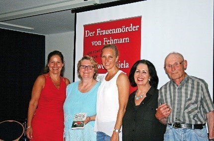 Lesung beim Tourismus-Service Fehmarn mit Verlegerin, Autorin, Covergirl, Zeitzeuge und Überlebende Verlobte Ulrike Roland auf einem Bild zusammen