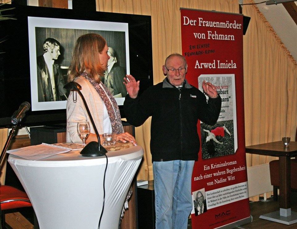 Hans Grunst schildert bildlich den Leichenfund Tankwart Hans Grunst grub die Leichen aus dem Mörderloch in Gahlendorf im Inselosten von Fehmarn aus und konnte der Kriminalpolizei bei den Ermittlungen helfen im größen Kapitalverbrechen der Nachkriegszeit, Zeitzeuge auf der Lesung von Nadine Witt, Der Blaubart von Fehmarn