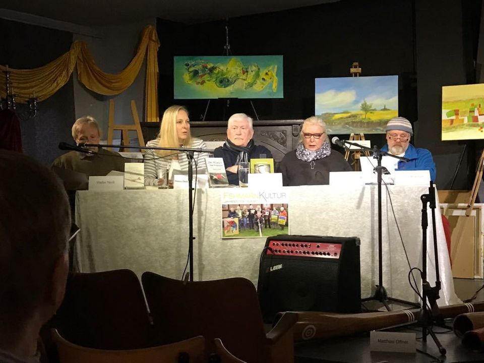 Verschiedene Künstler Fehmarns gemeinsam auf einer Bühne Maler Gerd Kirsch, Brigitte Uhrigshardt, Dichter Helmut H. Krüger und Dichter Walter Neiß