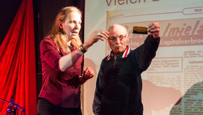 Hans Grunst zeigt die Kleiderbürste - das Corpus Delikti Hans Grunst Lesung Frauenmörder Kleiderbürste