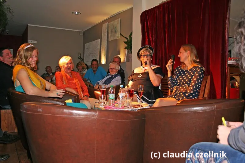 Starke Frauen und lustige Runde Starke Frauen im Nachtcafé mit Autorin Nadine Witt