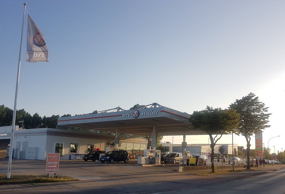 An dieser Stelle stand ehemals die ARAL-Tankstelle Bei der ARAL Tankstelle heute mit Firmennamen Willer war Hans Grunst Tankwart und bediente den Millionär und Frauenmörder Arwed Imiela