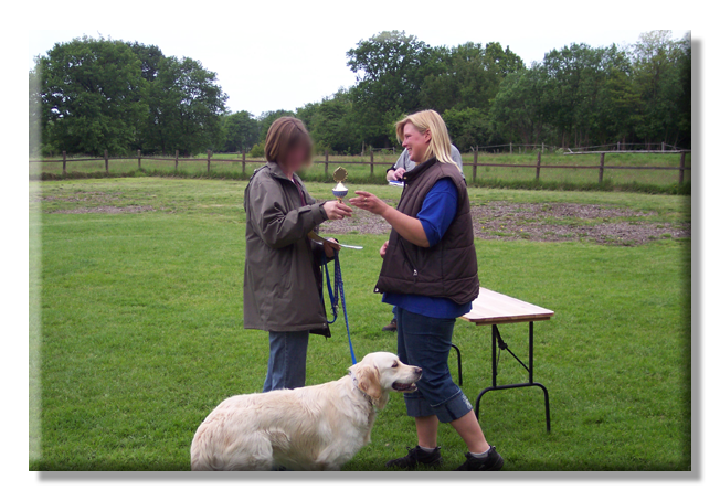 Sie hat die höchste Punktzahl erreicht Pokal-Übergabe