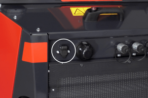 3-Pin outlet for operating the attachment’s electrical functions, conveniently controlled from the dashboard. Front outlet is integrated in the multifaster. (DIN 9680) 3-Pin control outlet - front and rear