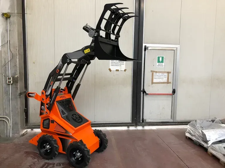 WorkyQuad SSQ 11 Country mini skidsteer features
