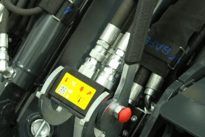 The MultiFaster Quick releas makes changes of hydraulic tools easy and quick. All the hydraulic connections are completed with a simple hand motion and makes it impossible to cross connect. Pressure is automatically released and no oil will leak. MultiFaster Quick release coupling