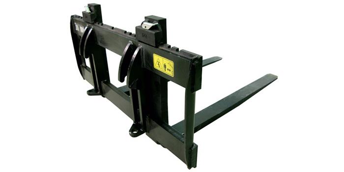 The forks are manufactured in high tensile forged steel. The adjustment of the forks is easy thanks to the quick lock mechanism. The pallet forks are suitable for lifting and handling of different types of materials on pallets. Pallet fork (100 cm)