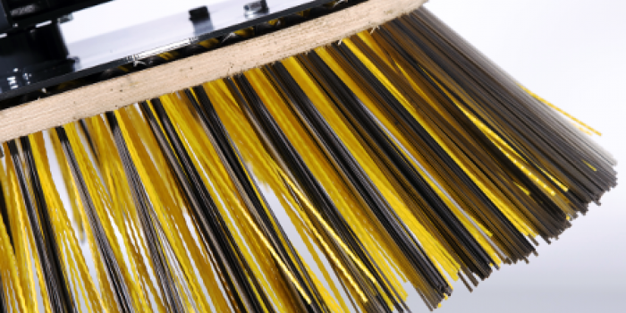 The circular broom is an efficient broom that moves the material sideways. It is a useful attachment when sweeping materials to the side or away from the wall. It rotates in both directions and can be used for various tasks. Brush, round (plastic + steel)