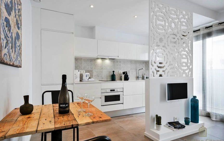 division de ambiente con celosias en apartamento