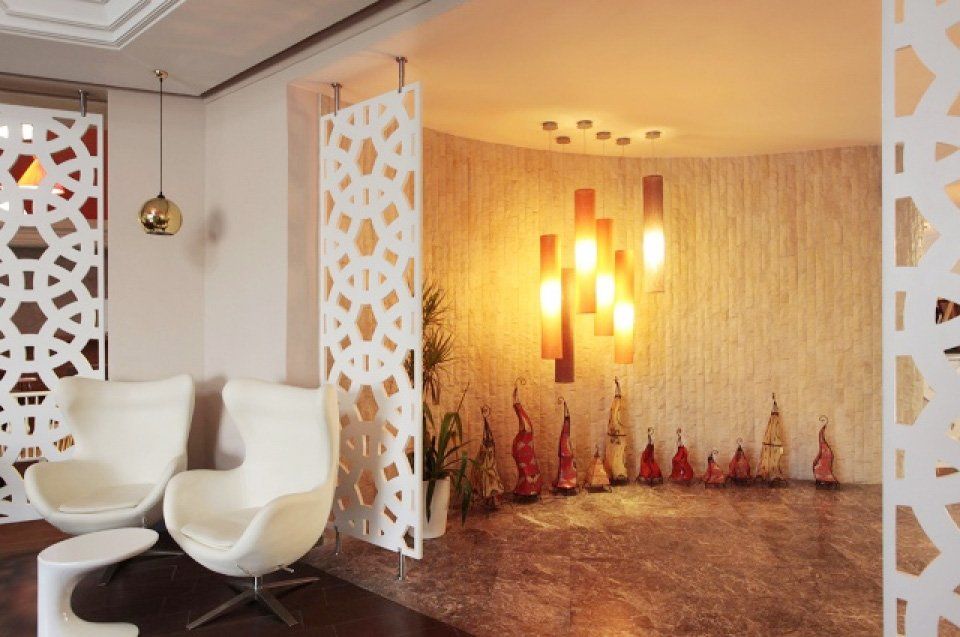 panel divisorio en hotel con celosia de madera