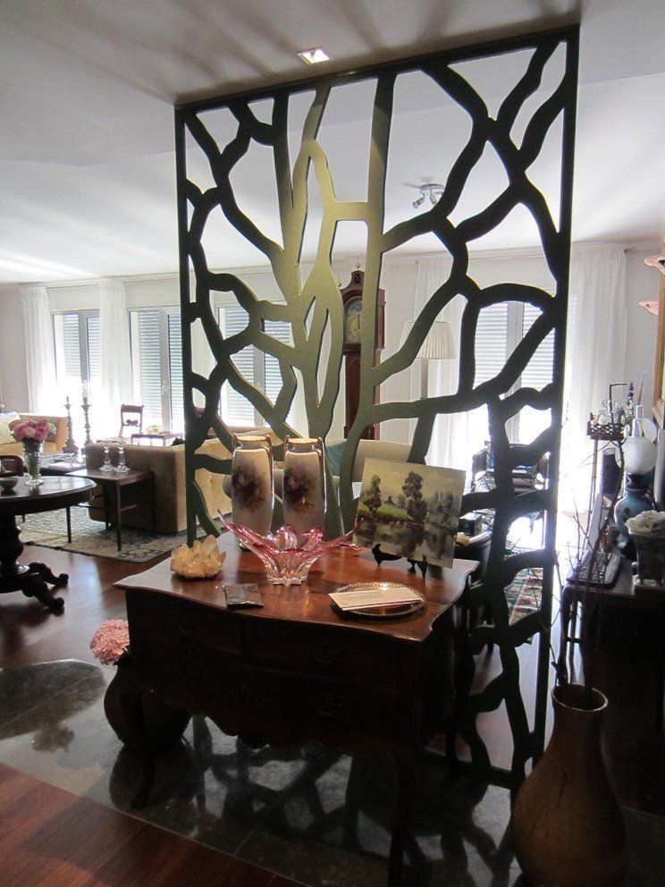 salón con separador de ambiente moderno