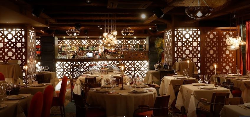 Paneles separadores de ambientes fabricados con celosías de madera, con iluminación posterior led, celosía restaurante