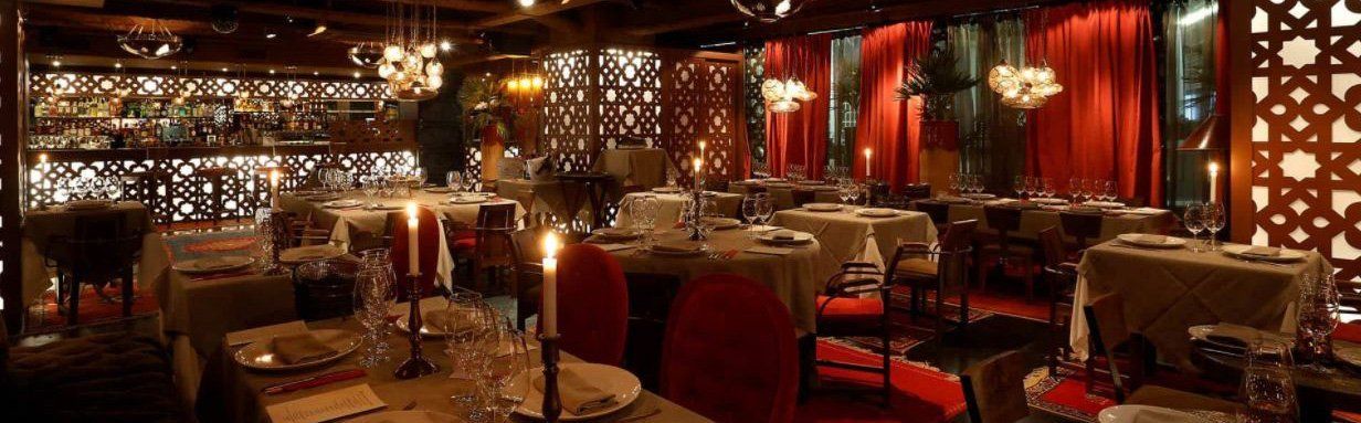 Paneles decorativos de celosias en bar reataurante