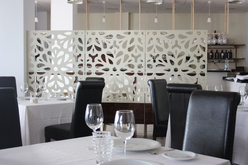 Separadores de ambientes restaurantes modelo nº55 mamparas divisorias de restaurantes fabricadas de celosias