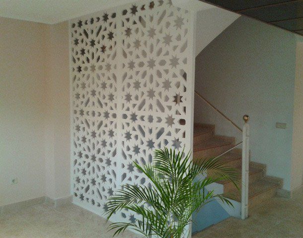 Separador de ambiente en escalera de oficina