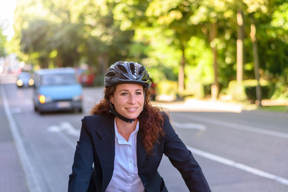ahrradfahrer trägt James Notrufuhr von Vitatel für mobile Sicherheit
