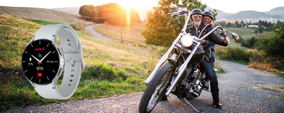 Aktive ältere Person mit James Notrufuhr von Vitatel – Sicherheit im Alltag