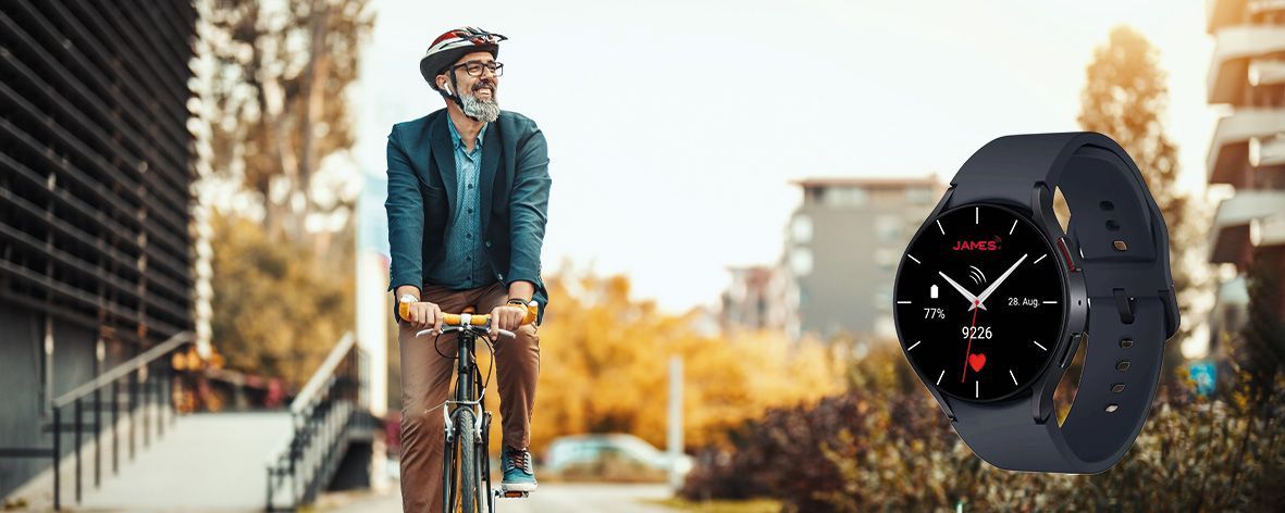 Aktive ältere Person mit James Notrufuhr von Vitatel – Sicherheit im Alltag