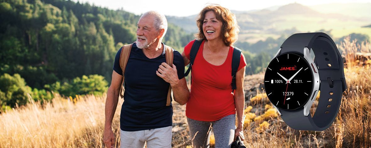 Aktive ältere Person mit James Notrufuhr von Vitatel – Sicherheit im Alltag