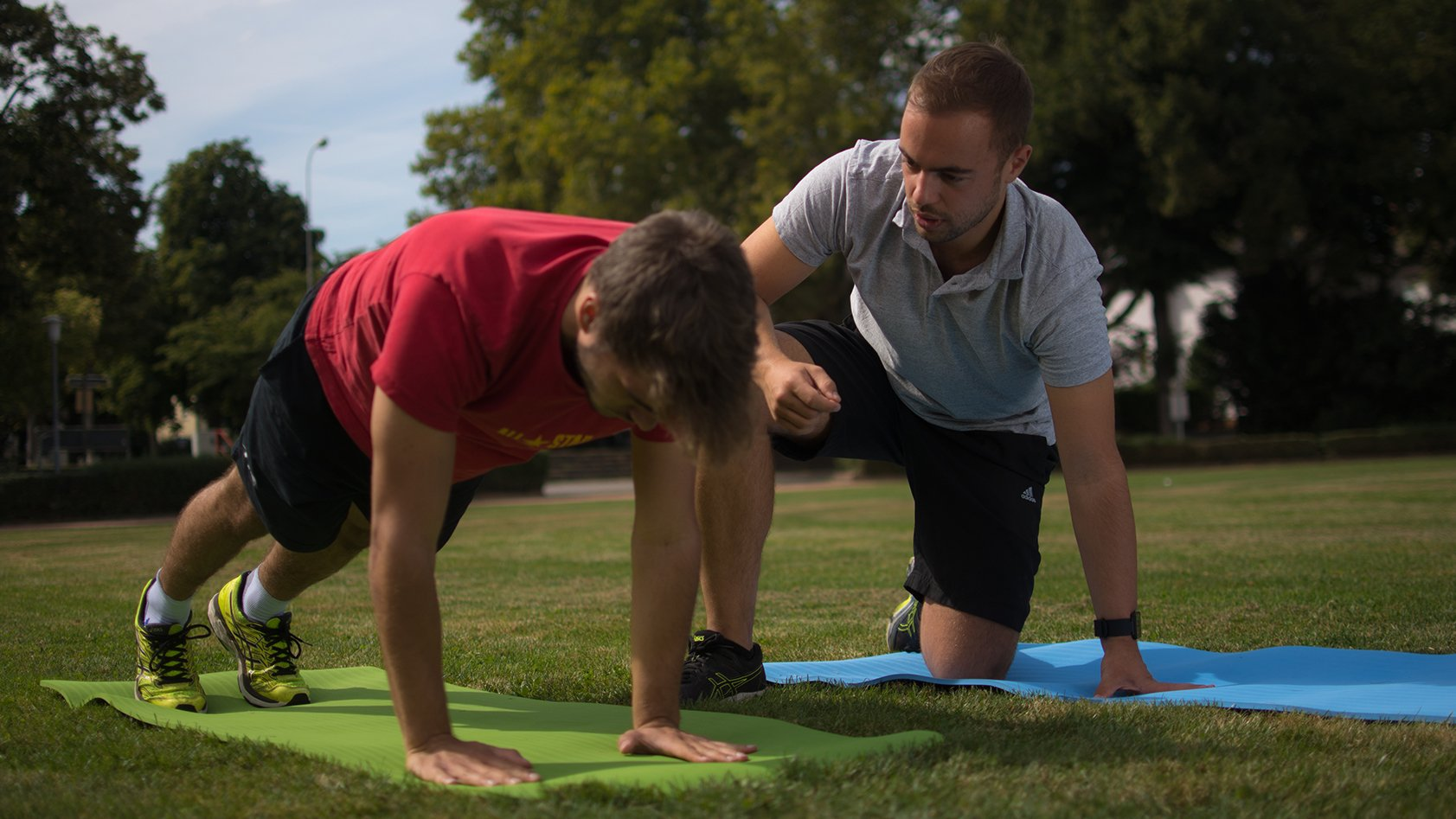 Johannes Hayn beim Personaltraining mit einem Kunden, draußen auf einer Wiese