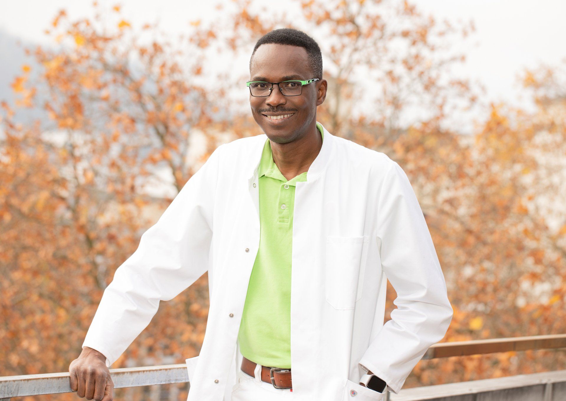 Businessporträt eines Arztes in seiner Arztpraxis – Authentische Aufnahmen für die Website von medizinischen Einrichtungen.