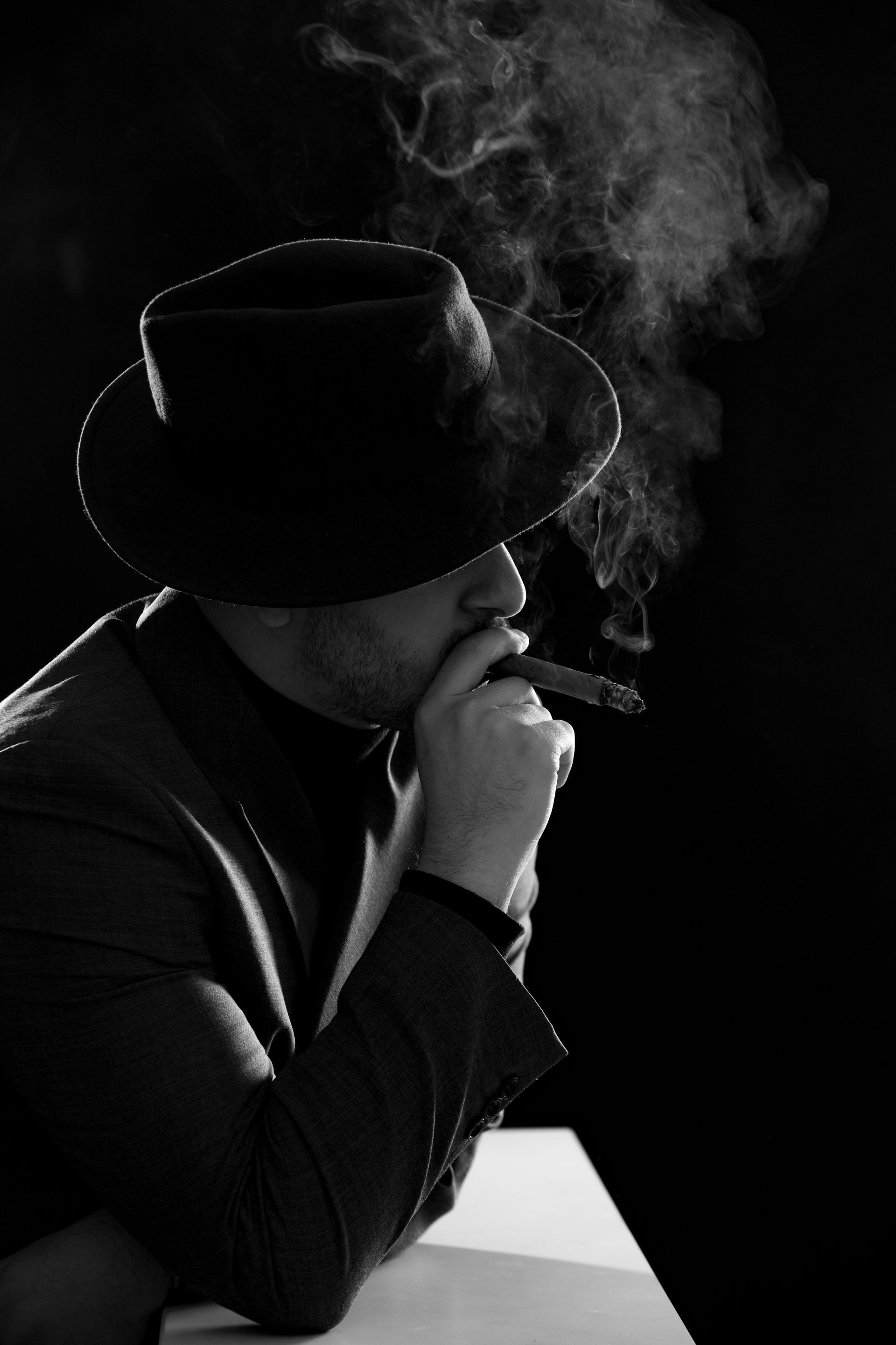 Stilvolle Männerportraits im Fotostudio Photo Side Esslingen – Ausdrucksstarke Aufnahmen, die Ihre Persönlichkeit widerspiegeln.