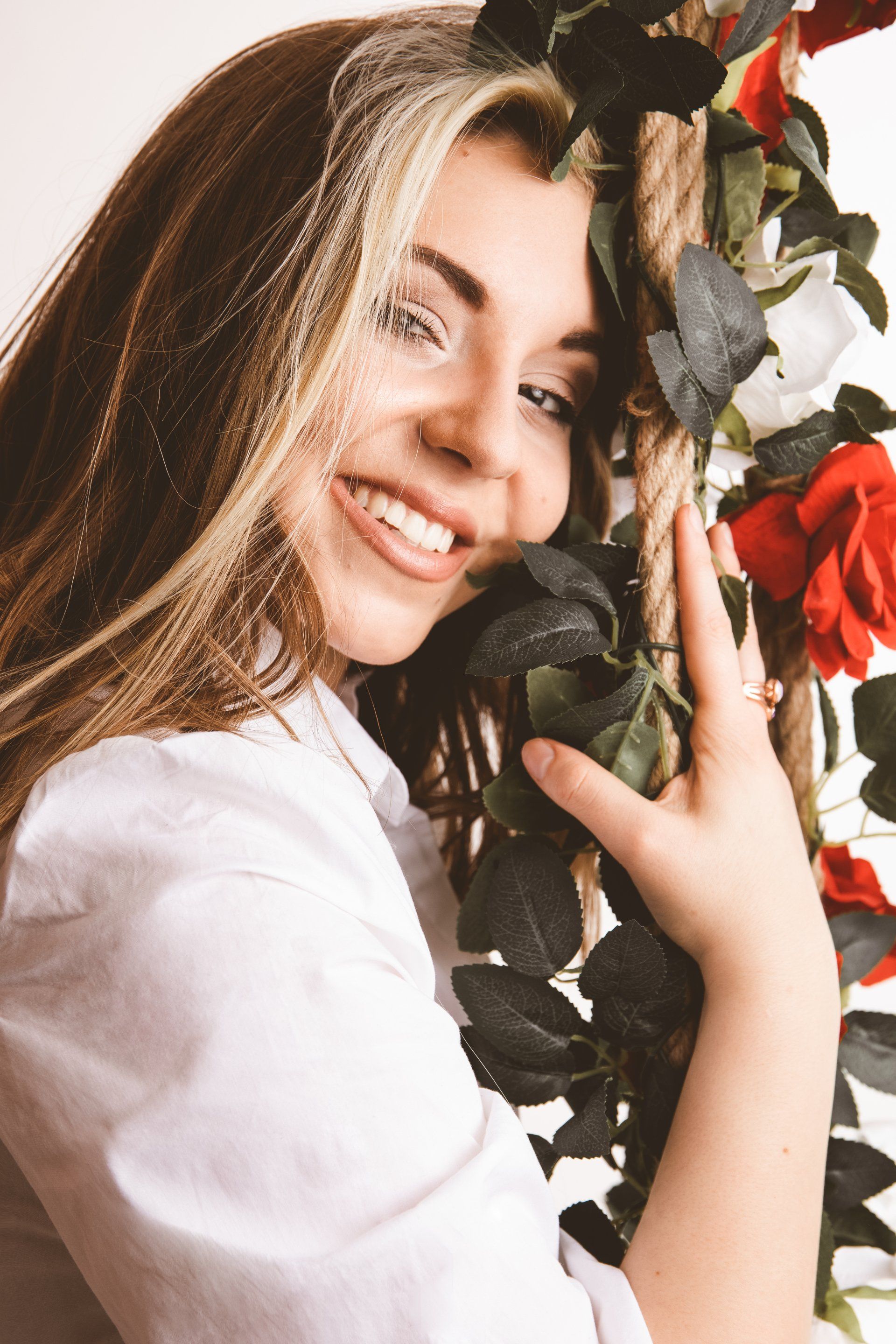 Kreatives Beauty-portrait einer Frau im Fotostudio Photo Side