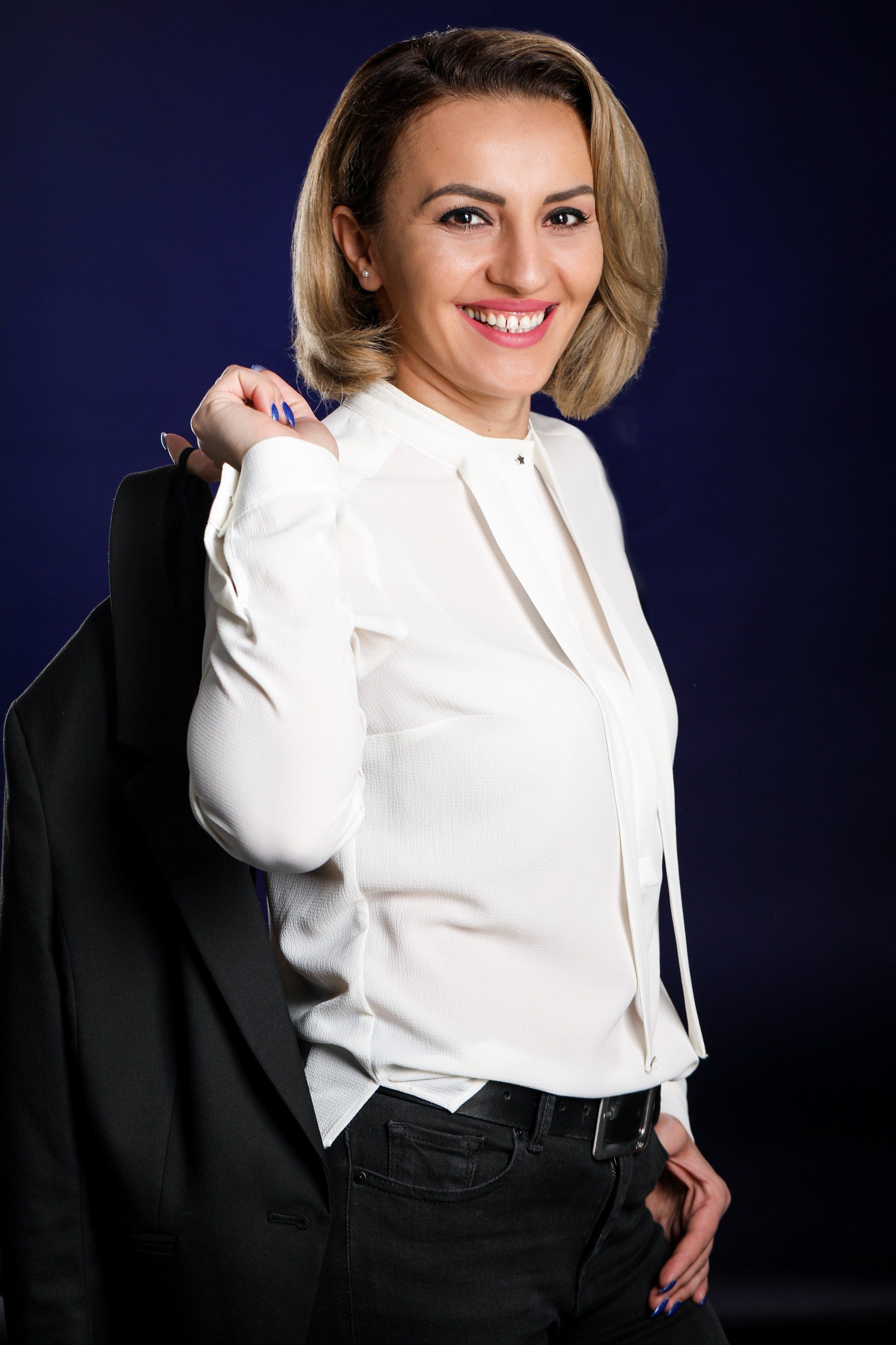 Professionelles Porträt einer Meisterfriseurin – Authentische Fotografie, die Ihr Handwerk und Ihre Expertise in der Friseurkunst widerspiegelt.