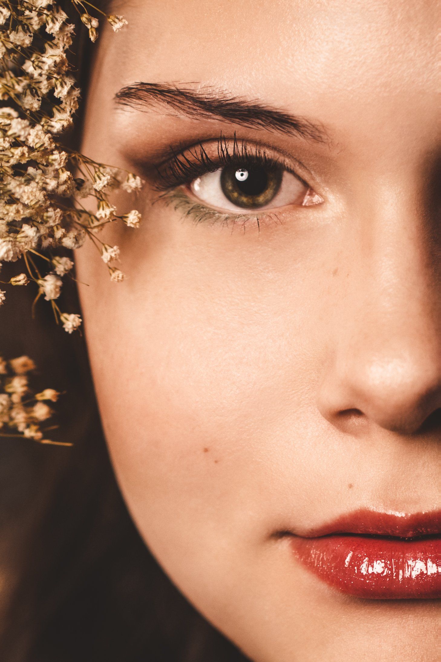 Ausdrucksstarkes Portrait einer Frau mit kraftvollem Blick – Fotografie, die Ihre innere Stärke und Schönheit feiert.